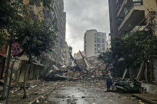 Krhotine srušene zgrade blokiraju cestu na mjestu izraelskog zračnog napada u južnom predgrađu Beiruta Haret Hreik 15. ožujka 2026.